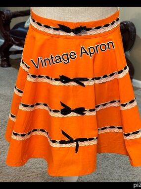 🎃 VINTAGE APRON ORANGE W/ BLACK & WHITE ACCENTS - Halloween